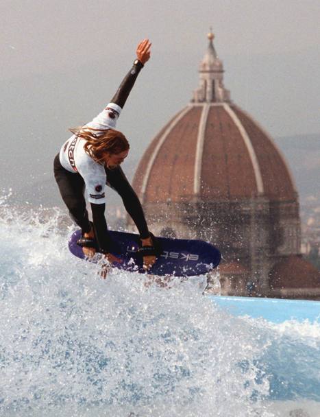 o surf a Firenze grazie a un impianto che crea onde artificiali. (Ap)